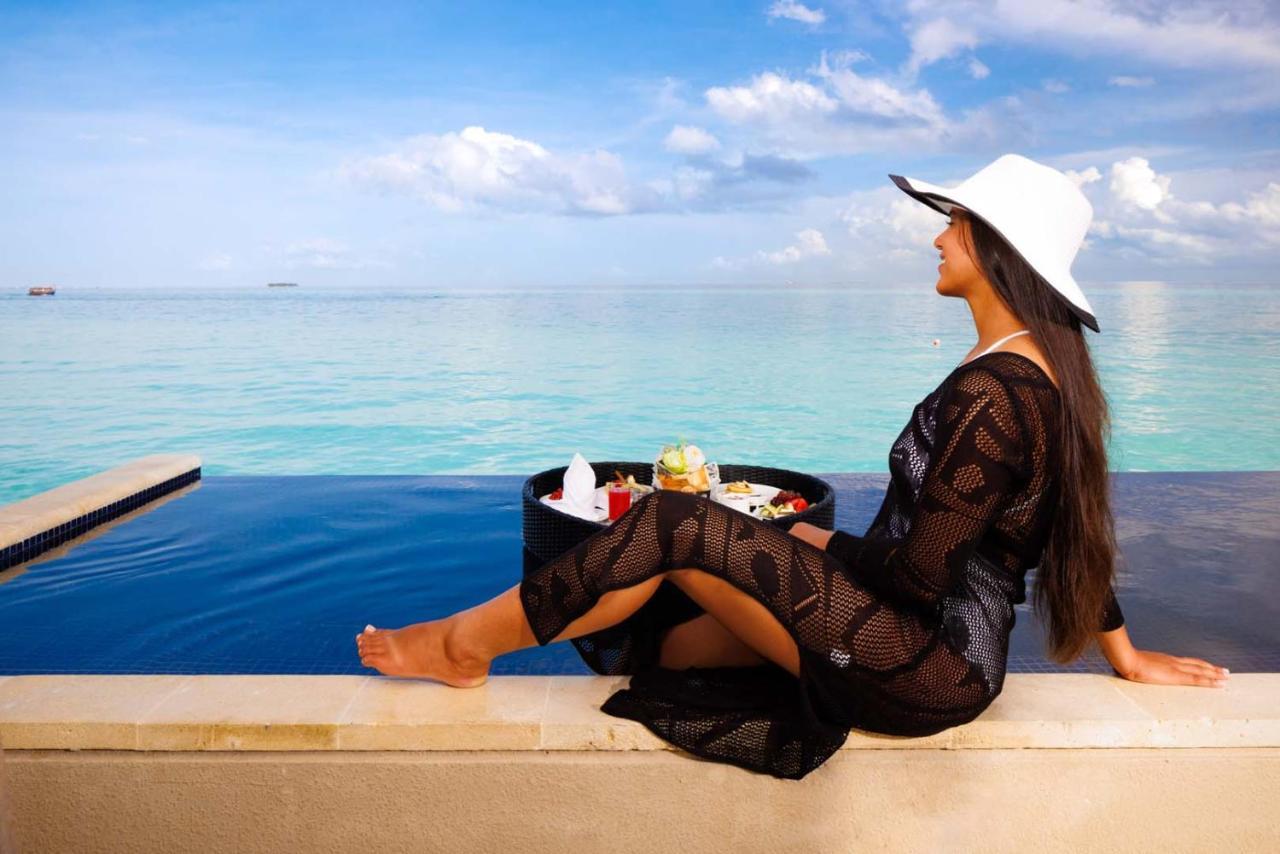 Hard Rock Hotel Maldives - Complimentary Roundtrip Speed Boat Transfer Until 21St December 2025 Emboodhoo Lagoon Esterno foto A woman wearing a kaftan
